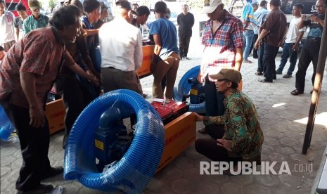 20 gabungan kelompok tani (Gapoktan) dari sembilan kecamatan yang ada di Kabupaten Purwakarta, menerima bantuan pompa air dari pemerintah, Sabtu (16/9). 