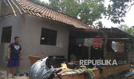 20 rumah mengalami kerusakan akibat diterpa angin puting beliung pada Ahad (22/10) sore, salah satunya adalah kediaman Qomar (52) dan Misnah (70) di RW 01 Kelurahan Ciketing Sumur Batu, Kota Bekasi.