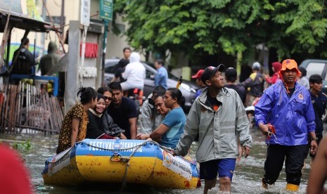 Tim penyelamat mengevakuasi korban banjir. Warga Tangsel meninggal diduga tersengat listrik ketika bersihkan stop kontak usai banjir