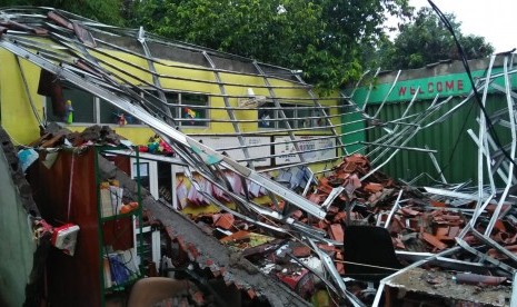 Curah hujan yang tinggi mengakibatkan Gedung Sekolah Dasar Negeri (SDN) Cirimekar 02, Kelurahan Cirimekar, Kecamatan Cibinong, Kabupaten Bogor ambruk, Rabu (1/1). 