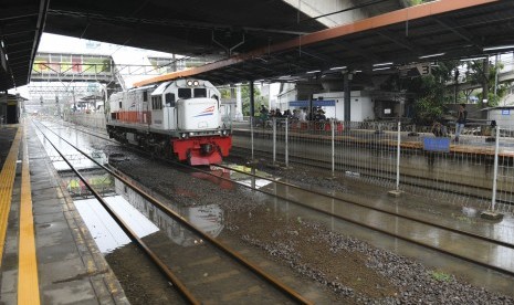  Kereta Bandara dan KRL bisa beroperasi normal secara terbatas pada besok, Sabtu (4/1) (Ilustrasi kereta)