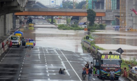 Sejumlah kendaraan terhenti akibat banjir melanda Tol Jakarta-Cikampek Km 23 di Cibitung, Kabupaten Bekasi, Rabu (1/1/2020).