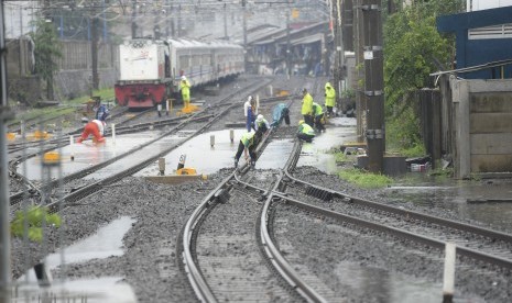 Petugas memeriksa rel kereta api yang terendam banjir di Stasiun KA Tanah Abang, Jakarta, Rabu (1/1/2020).