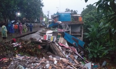 Bantuan Korban Longsor di Kabupaten Bogor Dikirim Via Udara (ilustrasi).