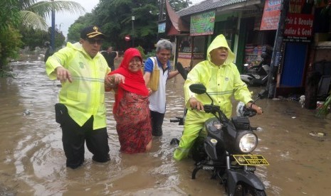 Petugas melakukan evakuasi korban bencana tanah longsor di Ruko Kampung Bambu Hitam RT/RW 002/009 Desa Bojong Kulur, Kecamatan Gunung Putri, Kabupaten Bogor, Rabu (1/1). 