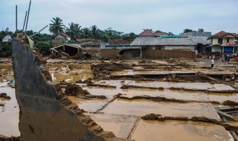 Aktivitas Ekonomi Warga Lebak Belum Normal. Sejumlah bangunan rusak akibat diterjang banjir bandang di Desa Naguya, Lebak, Banten.