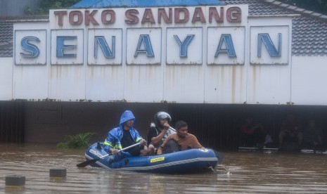 Relawan mengevakuasi warga saat banjir menggenangi Jalan Kemang Raya, Jakarta Selatan, Rabu (1/1/2020).