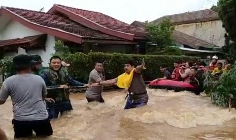 Kapolres Metro Depok, Kombes Azis Andriansyah dan Dandim Depok, Kolonel TNI Agus Isrok berjibaku melakukan evakuasi korban banjir di wilayah perumahan Blok F Jalan Sakura, Cinere, Kota Depok, Rabu (1/1).