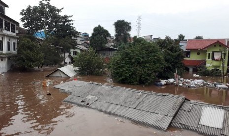 Kali Ciliwung meluap hingga merendam pemukiman di sekitar Al-Hawi Condet, Jakarta Timur, Rabu (1/1).