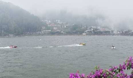 Pengunjung menaiki speedboat mengelilingi Telaga Sarangan, Magetan, Jawa Timur, Rabu (1/1/2020).