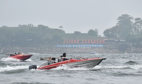 Pengunjung menaiki speedboat mengelilingi Telaga Sarangan, Magetan, Jawa Timur, Rabu (1/1/2020).