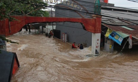 Tim SAR gabungan mengevakuasi warga yang terjebak banjir di perumahan Ciledug Indah 1, Tangerang, Banten, Rabu (1/1/2020).