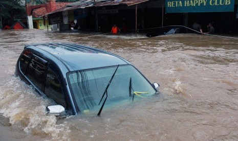 Mobil terendam banjir di perumahan Ciledug Indah 1, Tangerang, Banten, Rabu (1/1/2020).