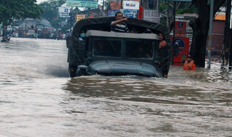 Prajurit TNI menggunakan truk untuk mengevakuasi warga yang terjebak banjir di perumahan Ciledug Indah 1, Tangerang, Banten, Rabu (1/1/2020). 