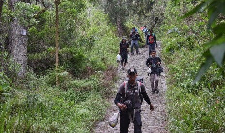 Sejumlah pendaki Gunung Lawu melintasi jalur pendakian Cemoro Sewu di Magetan, Jawa Timur, Rabu (1/1/2020). 