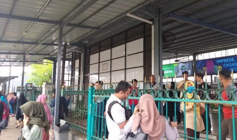 Suasana Stasiun Tangerang ketika KRL rute Tangerang-Duri hanya melayani hingga Stasiun Batuceper akibat genangan air menutupi lintasan kereta, Kamis (2/1) pagi. 