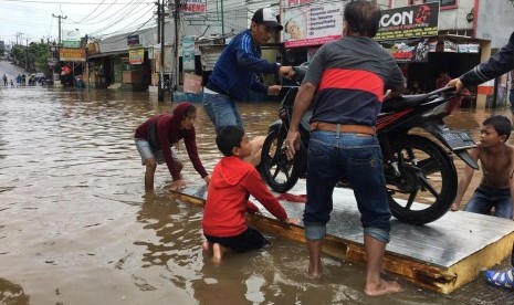 Ilustrasi banjir di Tangerang Selatan, Banten. Bencana banjir yang terjadi pada awal tahun menjadi fokus tersendiri bagi Dinas PU Kota Tangsel menyiapkan sejumlah infrastruktur penunjang untuk penanganan banjir.