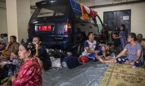 Sejumlah warga korban banjir Kampung Pulo mengungsi di Posko Kesehatan Puskesmas Kecamatan Jatinegara, Jakarta, Kamis (2/1). (ilustrasi)