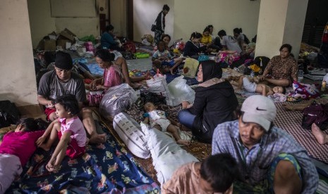 Sejumlah warga korban banjir Kampung Pulo mengungsi di Posko Kesehatan Puskesmas Kecamatan Jatinegara, Jakarta, Kamis (2/1/2020).