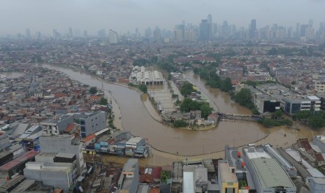 Banjir merendam kawasan Kampung Pulo dan Bukit Duri di Jakarta, Kamis (2/1/2020).