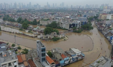 Banjir merendam kawasan Kampung Pulo dan Bukit Duri di Jakarta, Kamis (2/1/2020).