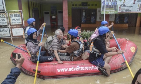 Tim SAR gabungan mengevakuasi warga lansia saat banjir (ilustrasi)