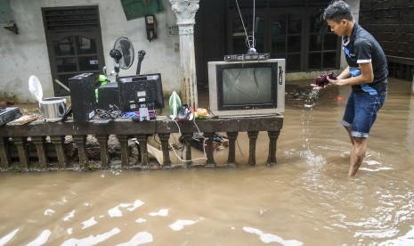 Warga membersihkan perabotan rumah dari endapan lumpur pascabanjir di Kawasan Cipinang Melayu, Jakarta, Kamis (2/1/2020). Hingga Kamis (2/1) pagi terdapat 169 titik banjir di wilayah Jabodetabek dan Banten.