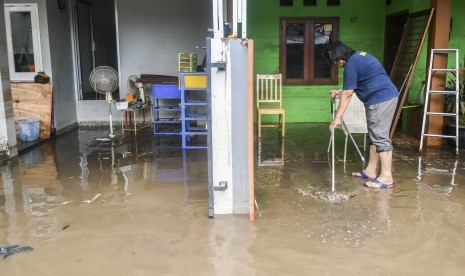 Warga membersihkan endapan lumpur pascabanjir di Kawasan Cipinang Melayu, Jakarta, Kamis (2/1/2020). 