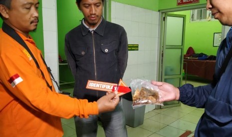 Sampel makanan yang diduga menyebabkan keracunan massal Kecamatan Bantargebang, Kabupaten Tasikmalaya, diperiksa Unit Identifikasi Polres Tasikmalaya Kota. 