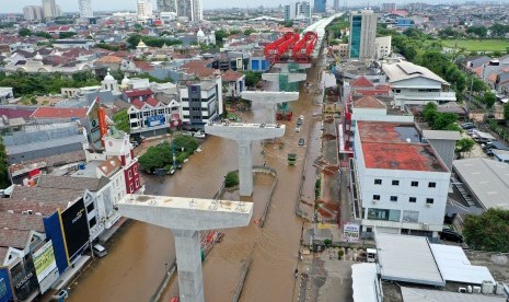 Foto udara sejumlah kendaraan bermotor melintasi Jalan Boulevard Barat Raya yang tergenang banjir di Kelapa Gading, Jakarta Utara, Kamis (2/1/2020).