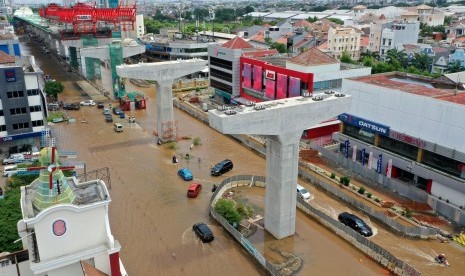 Pertokoan di Kelapa Gading Beraktivitas Normal. Foto udara sejumlah kendaraan bermotor melintasi Jalan Boulevard Barat Raya yang tergenang banjir di Kelapa Gading, Jakarta Utara, Kamis (2/1/2020).