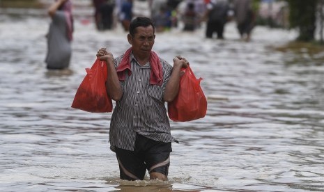 Banjir di Pasar Baru, Sawah Besar, Jakarta, Kamis (2/1/2020). Kawasan permukiman di Pasar Baru kembali terendam banjir pada Selasa (25/2) dini hari. 