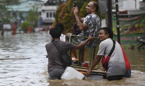 Warga mengevakuasi korban banjir di Pasar Baru, Sawah Besar, Jakarta, Kamis (2/1/2020).