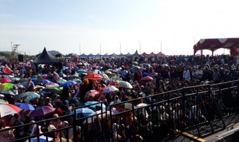 Ribuan warga Padang menanti tausiah Ustaz Abdul Somad (UAS) di Pantai Puruih Kota Padang, Kamis (2/1)