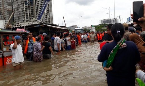 Gubernur DKI Jakarta Anies Baswedan tiba di lokasi banjir Kampung Pulo, Jakarta Timur. Anies tiba di lokasi banjir pukul 15.01 WIB langsung disambut antusias warga setempat