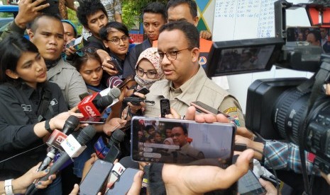 Gubernur DKI Jakarta Anies Baswedan menyambangi pintu air Manggarai, Jakarta Pusat, Kamis (2/1). 