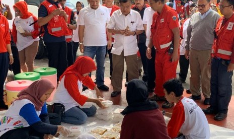 Ketua Palang Merah Indonesia (PMI) Jusuf Kalla yang juga Wakil Presiden ke-10 dan ke-12  meninjau dapur umum PMI di Jakarta Timur untuk korban banjir, Kamis (2/1).