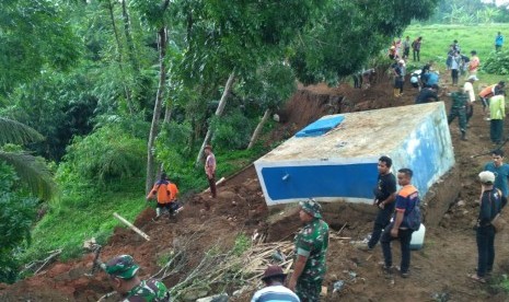 Longsor terjadi Dusun Mandalasari, Desa Mandalasari, Kecamatan Puspahiang, Kabupaten Tasikmalaya, Kamis (2/1). Jalan desa terputus akibat longsoran itu dan menyebabkan tiga desa sempat terisolasi.