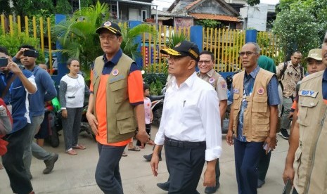 Menko PMK Muhadjir Effendy dan Kepala BNPB Doni Munardo menyambangi pintu air Manggarai, Jakarta, Kamis (2/1).