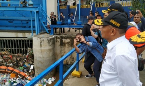 Menko PMK Muhadjir Effendy dan Kepala BNPB Doni Munardo menyambangi pintu air Manggarai, Jakarta, Kamis (2/1).