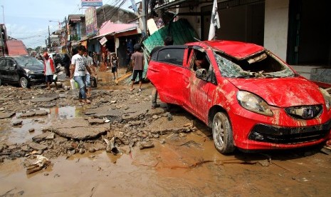 Sejumlah kendaraan dan akses jalan hancur pasca banjir yang merendam kawasan Pondok Gede Permai, Jatiasih, Bekasi, Jawa Barat, Kamis (2/1/2020).