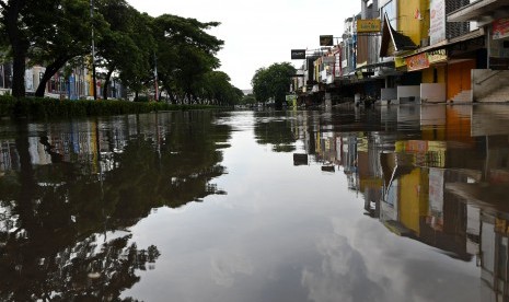 Kadin: Pengusaha di Kawasan Banjir Perlu Diedukasi Bencana. Kawasan pertokoan terendam banjir di Jalan Raya kelapa Hibrida, Kelapa Gading, Jakarta Utara, Kamis (2/1/2020).