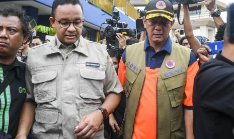 Gubernur DKI Jakarta Anies Baswedan (kiri) 