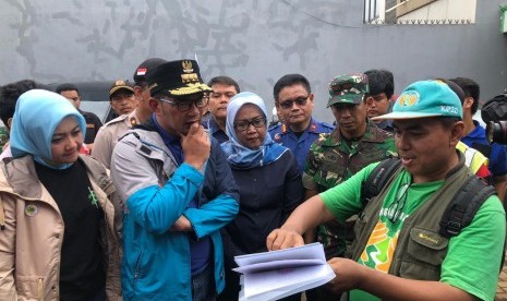 Gubernur Jawa Barat (Jabar) Ridwan Kamil bersama Ketua Umum Jabar Bergerak Atalia Ridwan Kamil meninjau sejumlah titik banjir yang berada di Kota Bekasi dan Kabupaten Bogor, Kamis, (2/1)