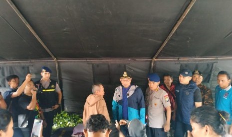 Gubernur Jawa Barat (Jabar) Ridwan Kamil bersama Ketua Umum Jabar Bergerak Atalia Ridwan Kamil meninjau sejumlah titik banjir yang berada di Kota Bekasi dan Kabupaten Bogor, Kamis, (2/1)