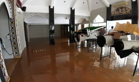 Banjir menggenangi Mushola Al Hidayah RW 16 Vila Nusa Indah 1 Kabupaten Bogor .