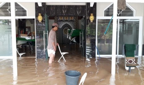  Kepala Bagian Penerangan Umum Polri, Kombes Pol Asep Adi Saputra, mengatakan, sebanyak 25.000 personel Polri dikerahkan untuk membantu menangani bencana banjir di sejumlah wilayah di Indonesia (Banjir Jakarta)