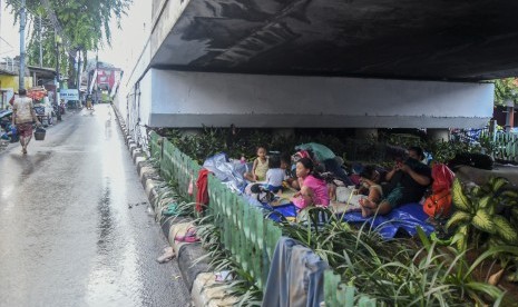 Warga korban banjir Rawajati mengungsi di bawah Jalan Layang Rawajati, Jakarta, Kamis (2/1/2020). 