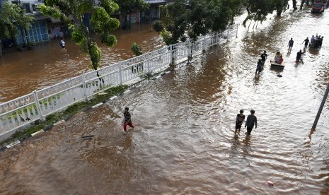 Gubernur DKI Jakarta, Anies Baswedan, memastikan bantuan air bersih bagi para pengungsi tersalurkan secara merata. Pihaknya sudah menyiapkan tangki air untuk dikirim (Banjir Jakarta)