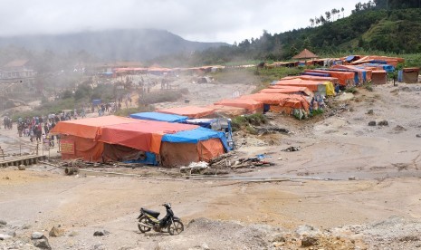 Tenda pedagang di kawasan wisata alam kawah Sikidang di dataran tinggi Dieng.